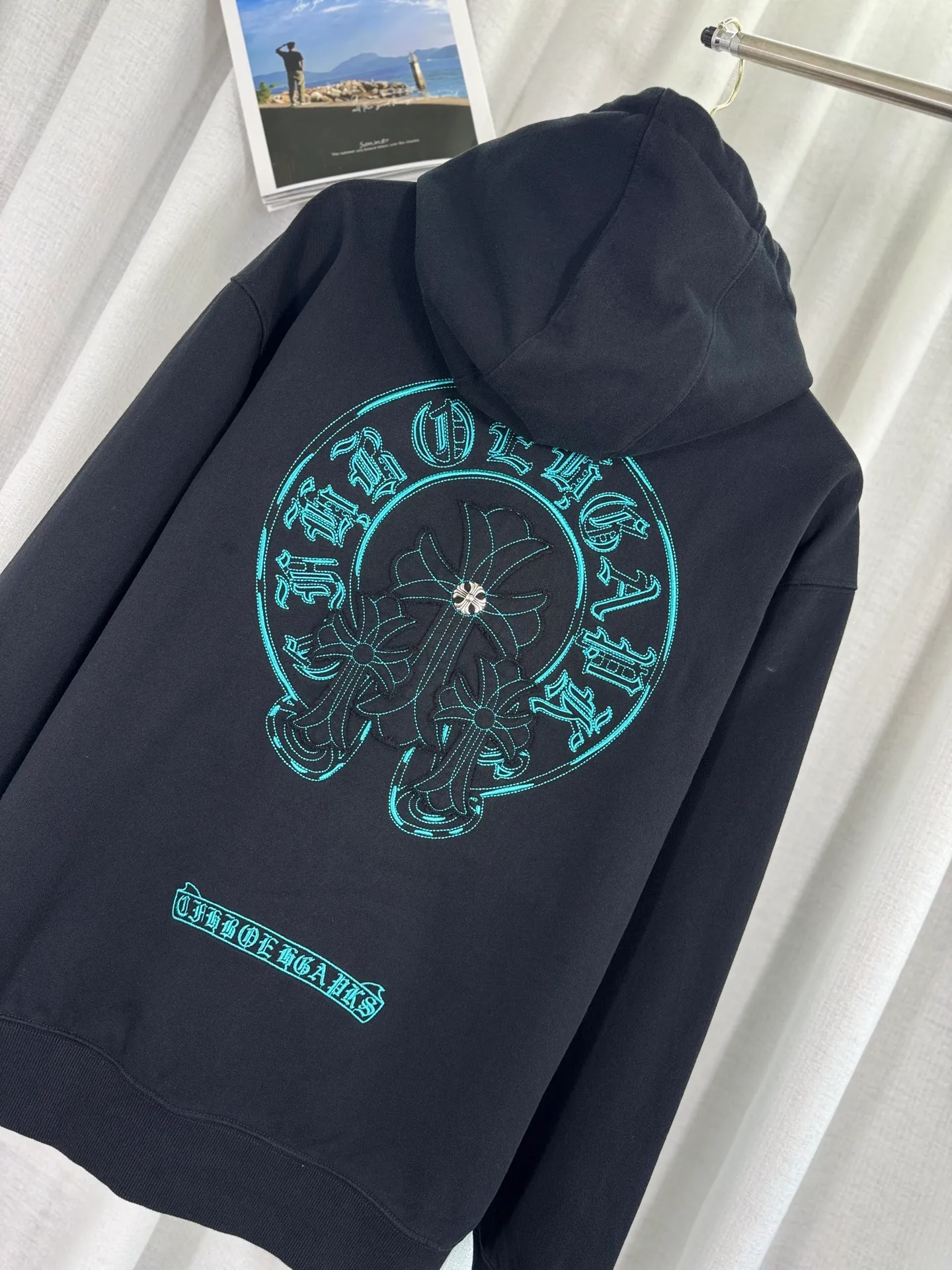 P340 top version, real shot without P, ​​different from market currency) 𝗖𝗵𝗿𝗼𝗺𝗲 𝗛𝗲𝗮𝗿𝘁𝘀/Cro Heart 2025 washed patch embroidery autumn and winter new original single counter American laser patch 3D three-dimensional color embroidery couple casual cardigan sweatshirt 👑The highest version! Customized fabric 480g tripe terry fabric! American acid-washed and distressed original fabric, laser burning + patch embroidery, exquisite embroidery of letters! The best-selling model in the counter, very comfortable to wear. Accessories: original molded and authenticated collar label➕100% silk wash label. Genuine purchase-grade original hangtag➕matching hanging rope➕3D hanging beads➕original packaging bag. Craftsmanship: The original version has consistent wiring! The highest version of the armhole matching technique! Color: Apricot Black Size: S M L XL Style Number: 25-319